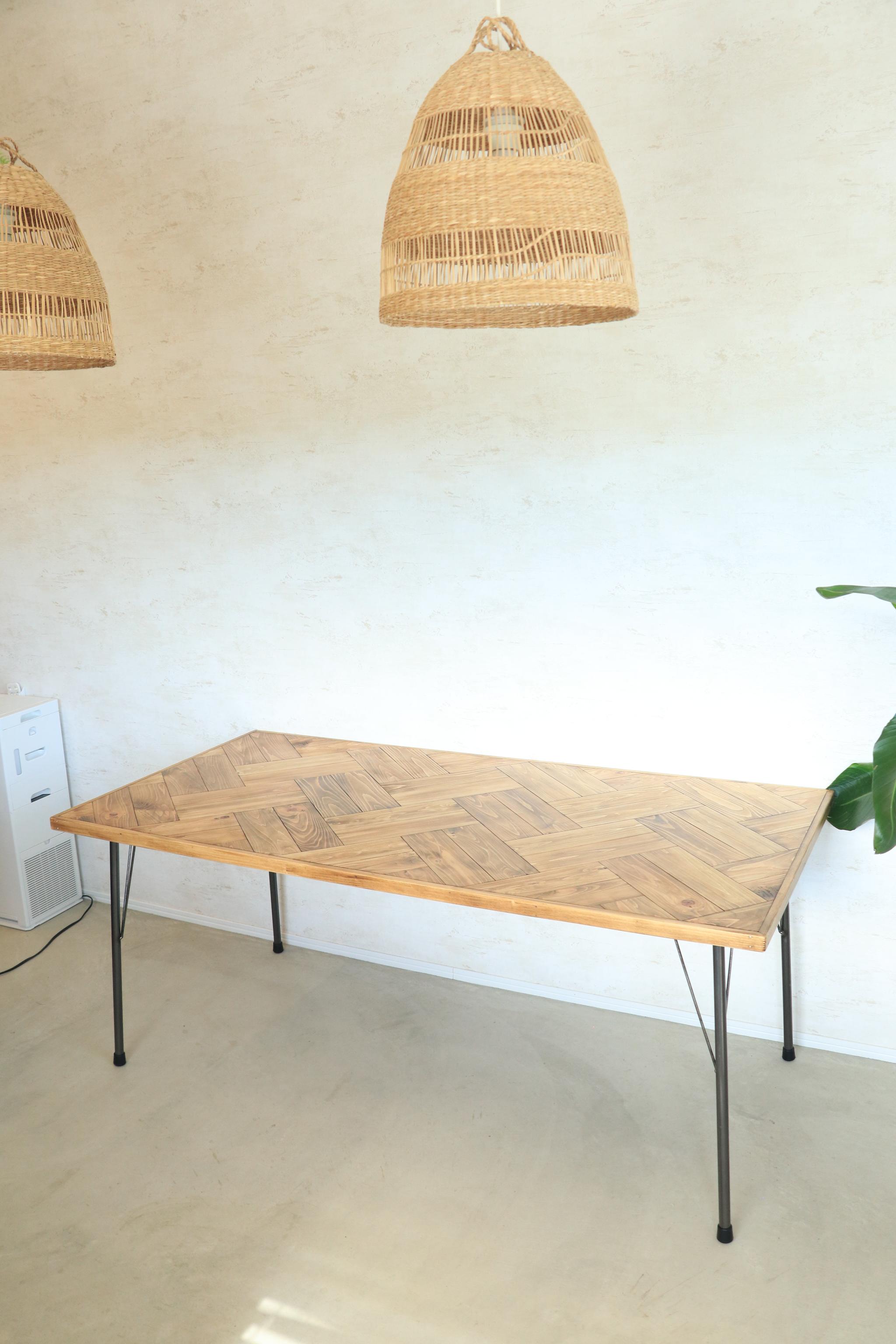 ヘリンボーンテーブル　W1,500×D800 アイアン脚　ダイニングテーブル　リビングテーブル　店舗什器 | 2枚目